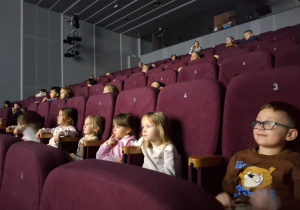 Dzieci oglądające film