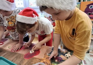 Chłopiec wybiera cekiny