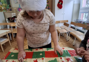 Dziewczybnka przykleja gwiazdki