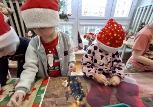 Chłopiec robi bobmkę ludzika