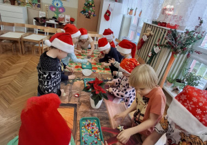 Dzieci przy stołach