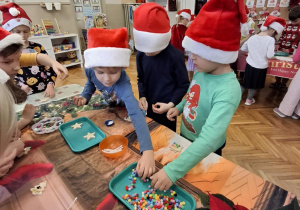 Dzieci wybierają pompony