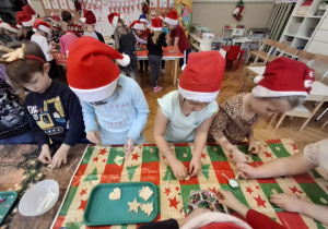 Dzieci wykonują ozdoby choinkowe