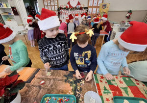 Chłopiec przykleja ozdoby