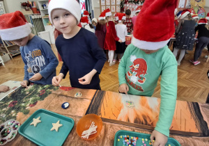 Chłopiec smaruje klejem ludzika