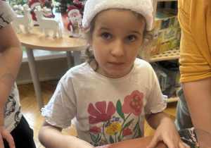 Dziewczynka z dzswonkiem i snieżynką