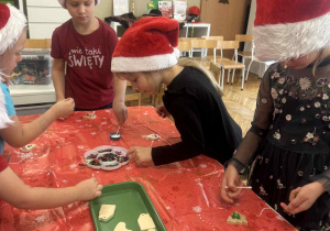 Dzieci wybierają kolorowe cekiny