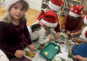 Dzioewczynka nakleja kolorowe gwiazdki