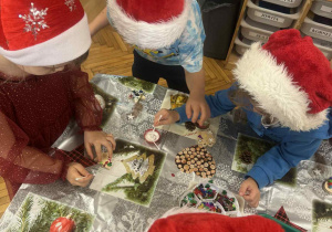 Dzieci nabierają klej na patyczek