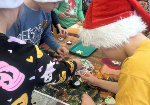 Chłopiec maluje serduszko