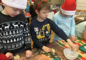 Chłopcy nanoszą klej na ozdoby choinkowe