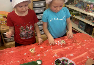 Dzieci przyklejają cekiny