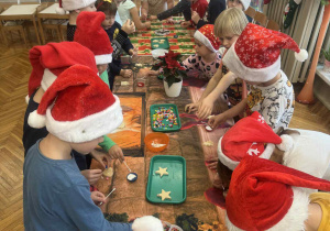 Dzieci ozdabiają swoje bobmbki