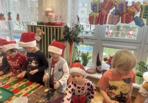 Dzieci pracują podczas warsztatów