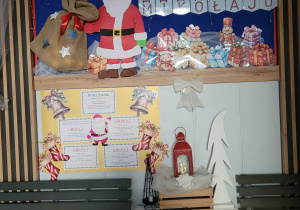 Tablica dla rodzicó w szatni przedszkolnej z dekoracja Bożego Narodzenia