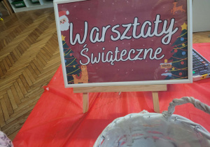 Tabliczka z napisem Warsztaty Świąteczne