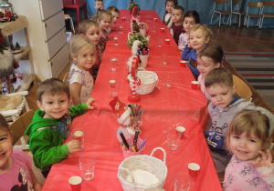 Dzieci przy stolikach podczas warsztatów