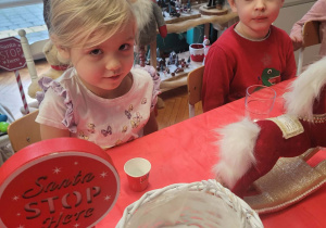 Dzieci słuchają pani prowadzącej