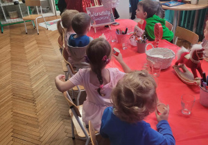 Pani porwadząca pokazuje koszyczek z solą