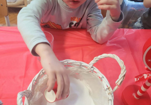 Chłlopiec nabiera sól