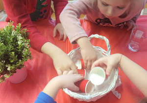 Dziweci nabierają sól z koszyczka
