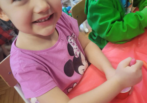 Dziewczynka barwi sól