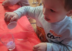 Chłopiec wsypuje sól do szklanki