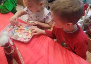 Dziewczynka wybiera mydlane dekoracje