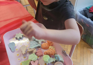 Chłopiec wybiera dekoracje do świecy