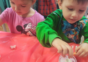 Chłopiec zatapia dekoracje świąteczne