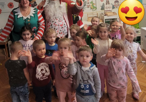 Dzieci ze świętym Mikołajem