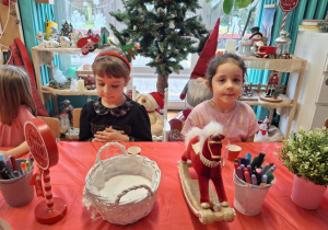 Dzieci siedzące na warsztatach