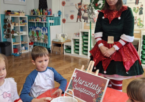 Pni prowadząca tłumaczy co będą robiły dzieci