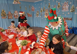 Dzieci nabierają sól z koszyczka