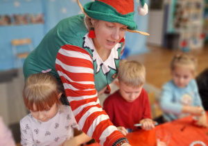 Pani elf podaje kubeczek z solą