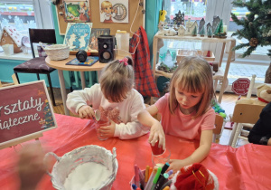 Dziewczynki wsypują zabarwioną sól do szklanki