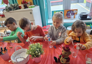 Chłopcy wsypują sól do szkalego naczynia