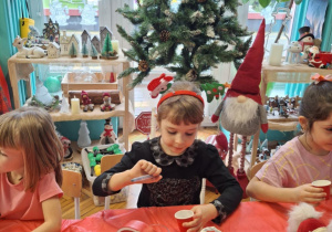 Dziewczynka barwi sól na niebiesko