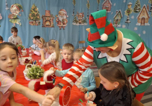 Dzieci wybierają mazaki do zabarwienia soli