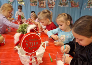 Dzieci barwią sól w kubeczkach