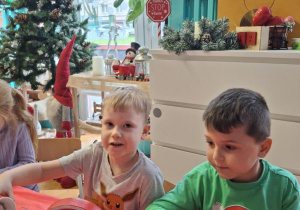 Chłopcy wsypuja sól kolorowa do szklanek