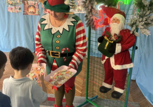 Dzieci wybierają ozdoby do świec