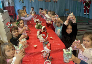 Dzieci ze świecami żelowymi