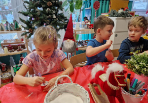 Dziewcyznka barwi sól na fioletowo