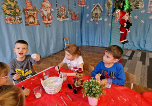 Chłopiecp okazuje zabarwioną sól