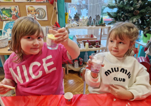 Dziewcyznki z kolorową solą w szklanym naczyniu