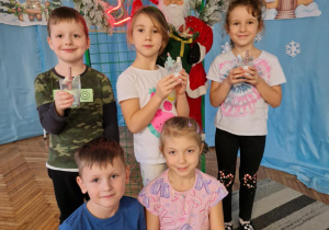 Dzieci ze świecami żelowymi