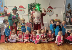 Dzieci ze świętym Mikołajem