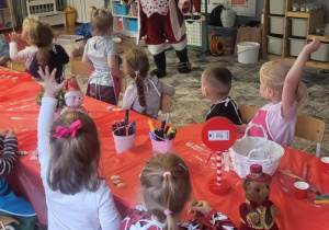 Dzieci siedzą przy stoliku