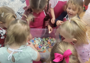 Dzieci wybierają ozdoby świąteczne